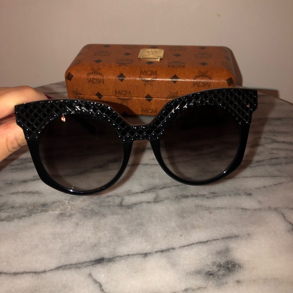 ❌SOLD OUT❌ MCM Black Sunglasses - Picture 6 of 8